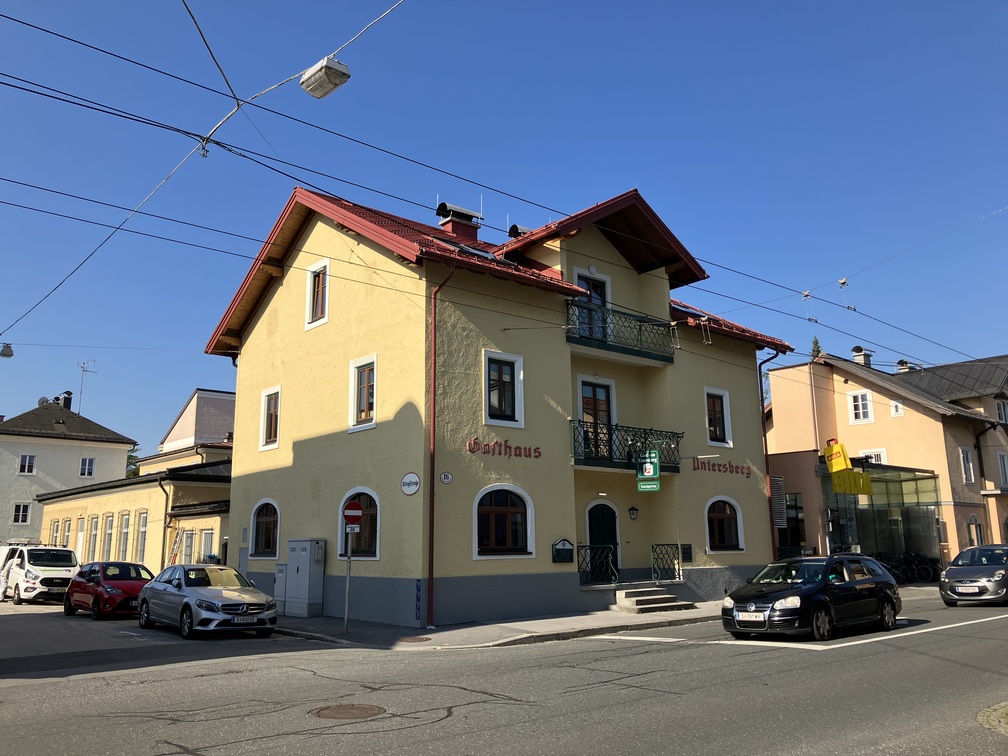Altbausanierung eines historischen Gasthauses in Salzburg mit sanierter Fassade durch SCURA Bau