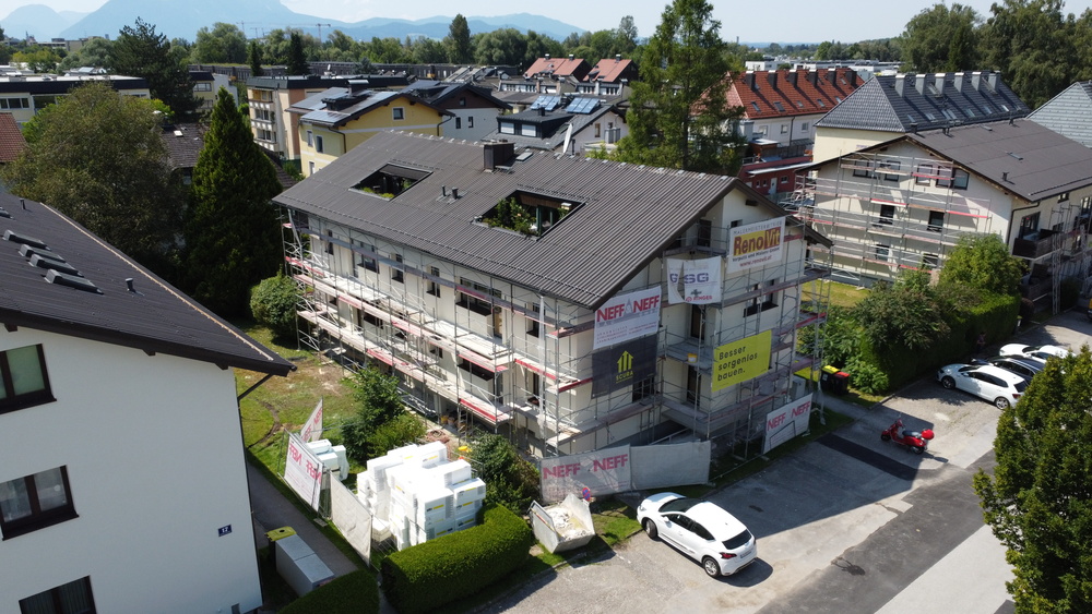 Örtliche Bauaufsicht bei einem Mehrparteienhaus in Salzburg mit Baugerüst während der Bauausführung