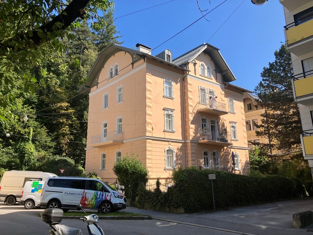 Saniertes Bestandsgebäude in Salzburg mit historischer Fassade
